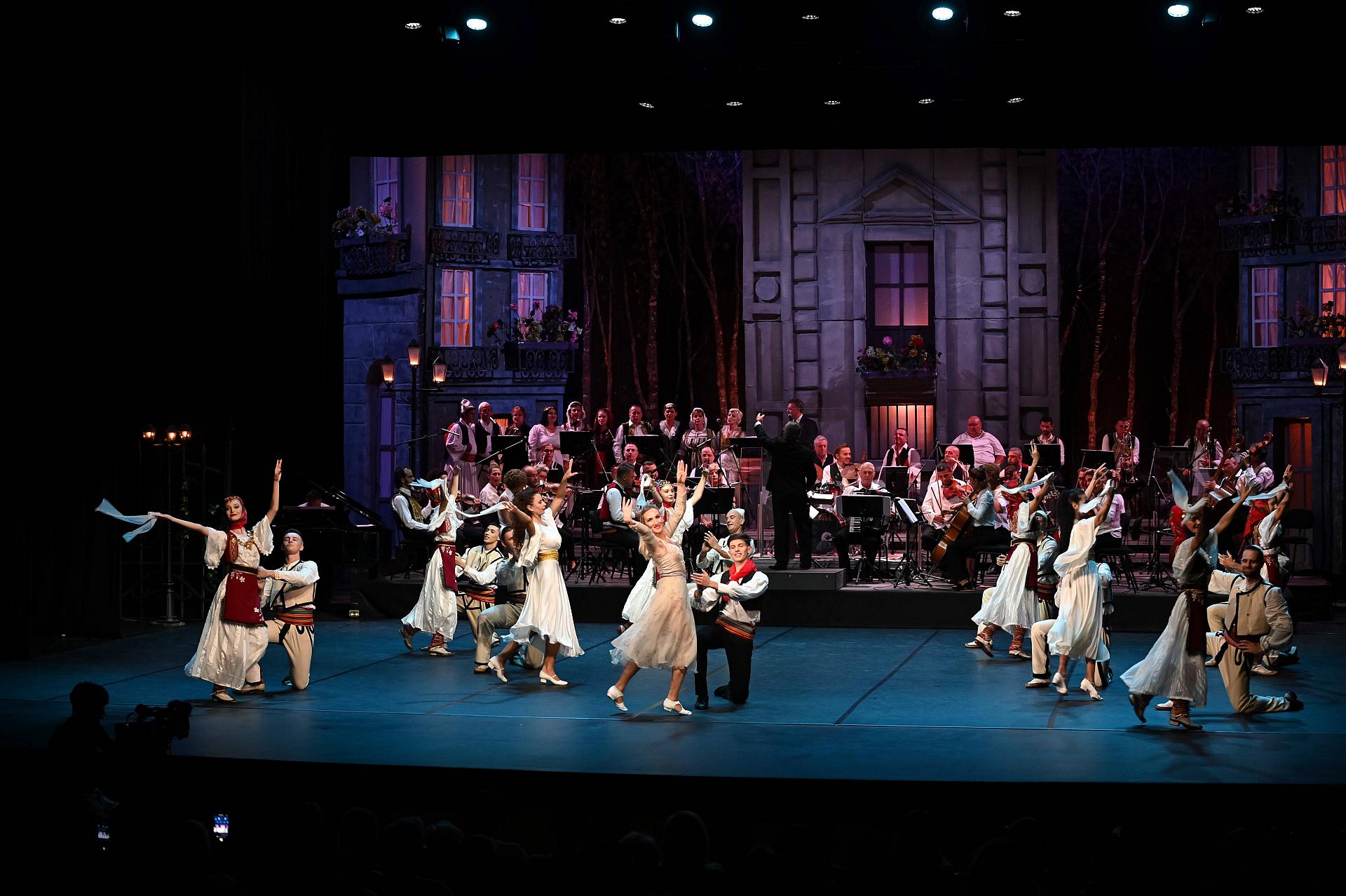 Albanische Rosen - Das Folklore Ensemble der albanischen Staatsoper + Altin Shehu Band